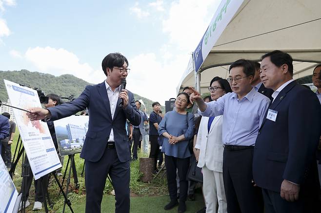 27일 남양주 호평평내행정복지센터에서 열린 동북부 공공의료원(남양주) 설립 현장 설명회에서 김동연 경기도지사가 동북부 공공의료원(남양주) 설립 현장을 방문해 부지현황 보고 및 시찰을 하고있다. 사진=경기도청