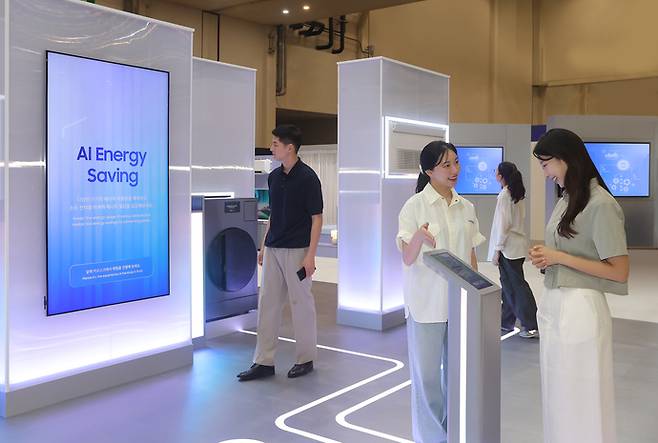 삼성전자 모델이 기후산업국제박람회 삼성전자 전시관 '에너지 세이빙' 존에서 가전의 에너지 사용량을 예측하고 에너지 절감 효과를 소개하고 있다. 사진=삼성전자