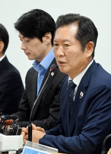 더불어민주당 정청래 대표가 27일 대전시당에서 현장최고위를 열고 지역 현안 등에 대해 발언하고 있다. 사진=이성희 기자