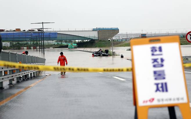 많은 비가 내린 2023년 7월 15일 충북 청주 흥덕구 오송읍 궁평제2지하차도에 차량이 침수됐다는 신고가 접수돼 소방 당국과 경찰이 수색작업을 하고 있다. 2023.7.15 사진=연합뉴스.&nbsp;