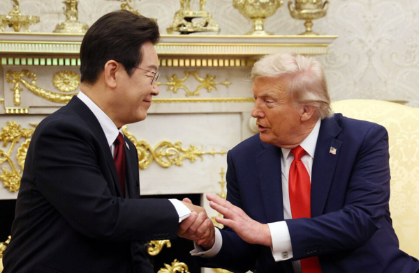 이재명 대통령과 도널드 트럼프 미국 대통령이 25일(현지시간) 미국 워싱턴DC 백악관에서 정상회담을 하며 악수하고 있다. 연합뉴스