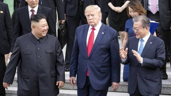 지난 2019년&nbsp;진행된 남북미 판문점 회동에서 이야기를 나누는 문재인 전 대통령(오른쪽부터), 트럼프 미국 대통령, 김정은 위원장.