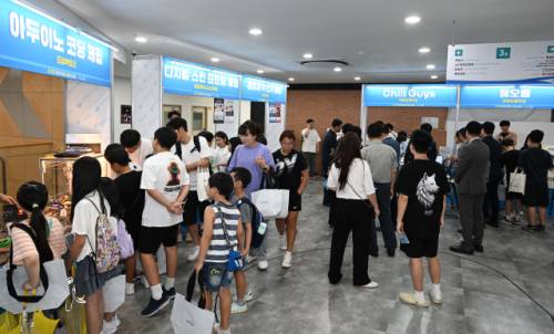 지난 23일 한림대에서 열린 2025 강원학생 창업 페스티벌에 참가한 학생들로 행사장이 북적이고 있다. 신세희기자