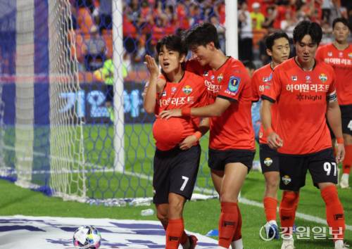 ◇27일 강릉하이원아레나에서 열린 ‘2025 하나은행 코리아컵’ 준결승 2차전 강원FC와 전북현대의 경기에서 강원FC 김대원이 첫골을 성공시키고 기뻐하고 있다. 강릉=권태명기자