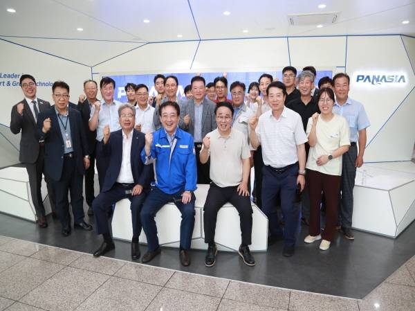 부산진해경제자유구역청이 지난 25일 실시한 제1회 기업현장투어에 참가한 회사 대표들이 파나시아 로비에서 파이팅을 외치고 있다.