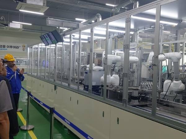 파나시아 공장동에서 로봇들이 작업하고 있다.