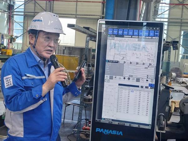 이수태 회장이 AI로 공정관리를 하고 있는 모니터를 보며 작업과정을 설명하고 있다.