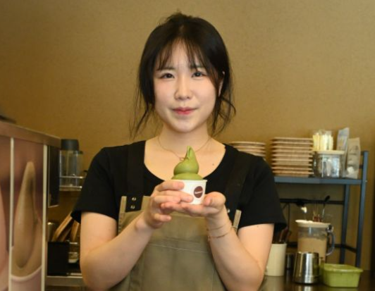 밤톨 이가현 대표가 녹차 아이스크림을 들고 포즈를 취하고 있다.