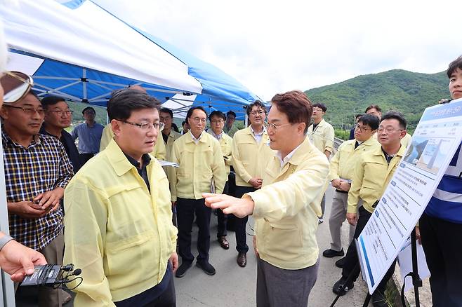 김성환 환경부 장관에게 김하수 청도군수가 운문천댐의 필요성과 함께 지원을 설명하고 있다. /청도군 제공