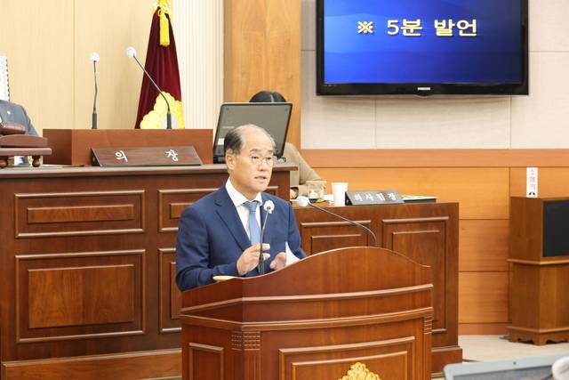 이승훈 봉화군의원이 27일 열린 제274회 임시회에서 5분 자유발언을 하고 있다. 봉화군의회 제공