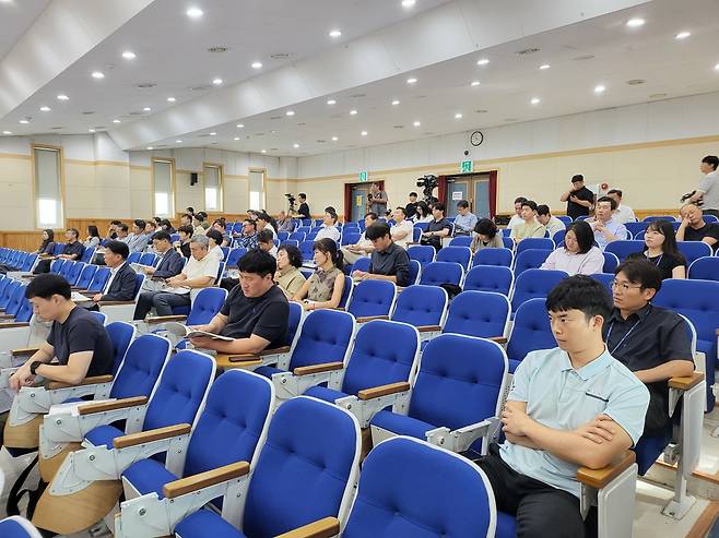 제주특별자치도는 27일 농어업인회관 대강당에서 '제주형 압축도시 조성을 위한 제2차 전문가 토론회'를 개최했다.&nbsp;