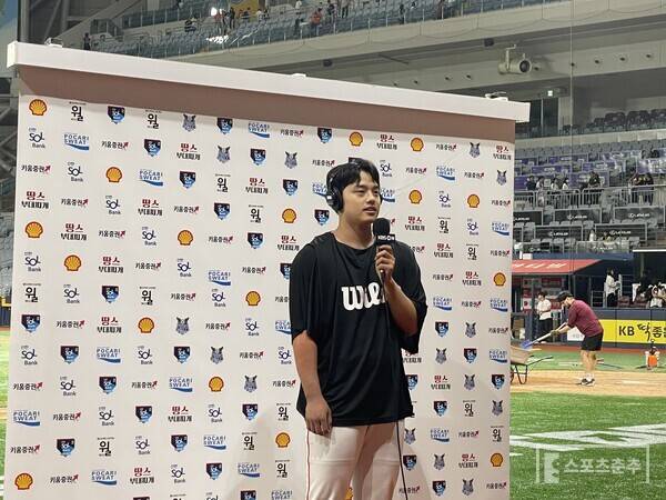 경기 후 방송사와 인터뷰하는 문동주(사진=스포츠춘추 배지헌 기자)