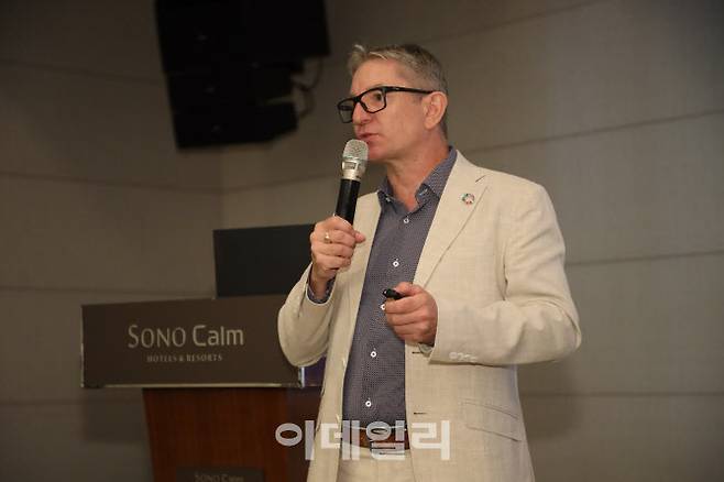 가이 빅우드 글로벌목적지지속가능성협의체(GDSM) 대표가 강연을 하고 있다. (사진=고양컨벤션뷰로)