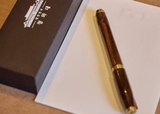 한미 정상회담에서 이재명 대통령이 미국 트럼프 대통령에게 선물한 세상에서 단 하나뿐인 펜. (사진=대통령실 제공)