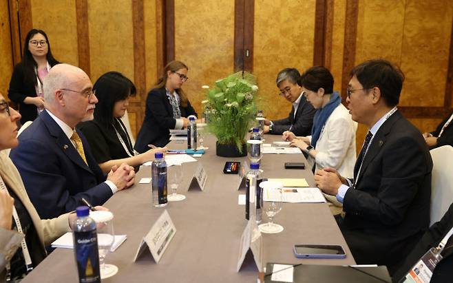 최휘영 문화체육관광부 장관이 27일 ‘APEC 문화산업고위급대화’가 열리고 있는 경북 경주 힐튼호텔에서 글렌 스콧 데이비스 미국 국무부 교육문화국 문화유산센터장과 양자회담을 하고 있다.(사진=문체부 제공).