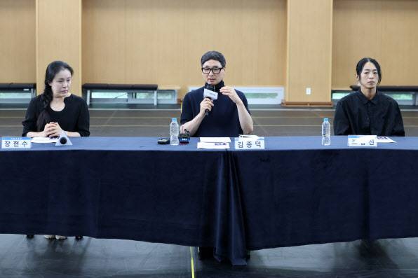 김종덕 국립무용단 예술감독(가운데)과 단원 장현수(왼쪽), 조용진이 27일 서울 중구 국립극장 해오름극장 연습실에서 열린 ‘사자의 서’ 라운드 인터뷰에서 답변을 하고 있다(사진=뉴시스).
