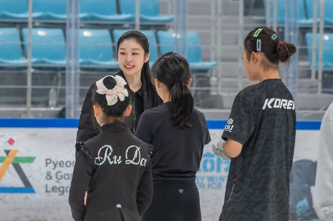 김연아가 피겨 꿈나무들과 함께 즐거운 시간을 보내고 있다. 사진=평창기념재단