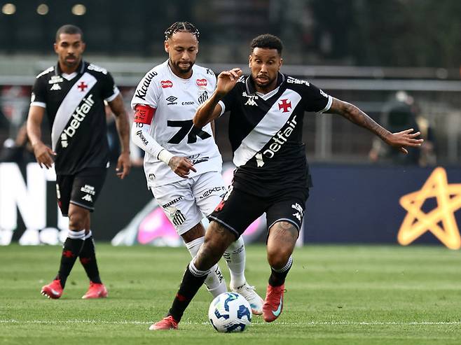 브라질 산투스의 네이마르가 바스쿠 다 가마의 자이르와 맞붙고 있다.