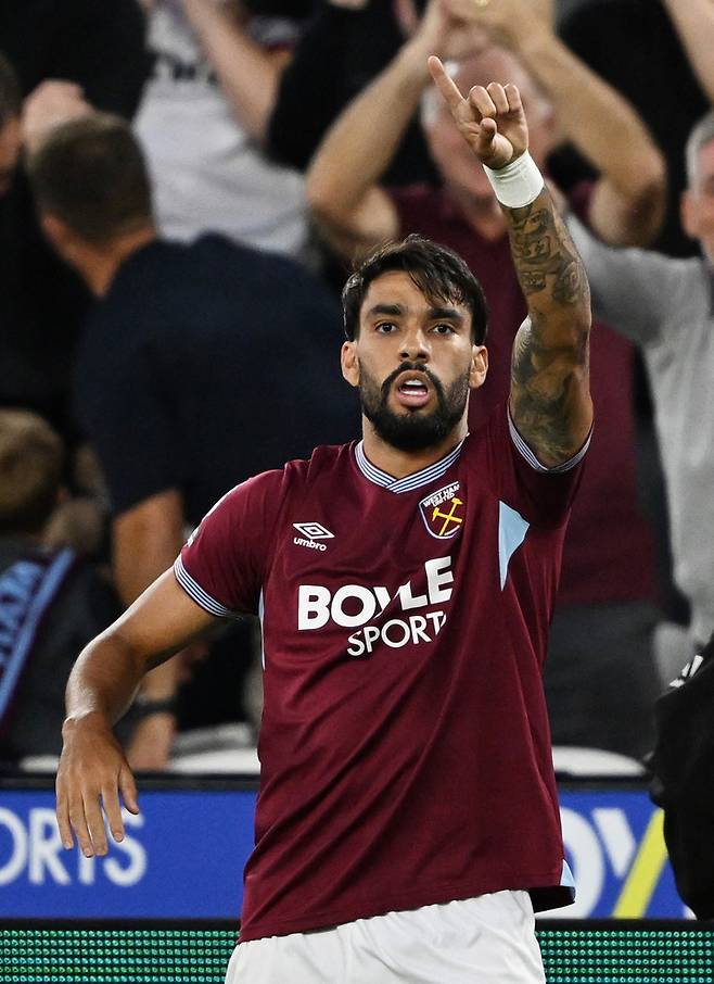 영국 웨스트햄 유나이티드의 루카스 파케타가 팀의 선제골을 넣은 뒤 환호하고 있다.