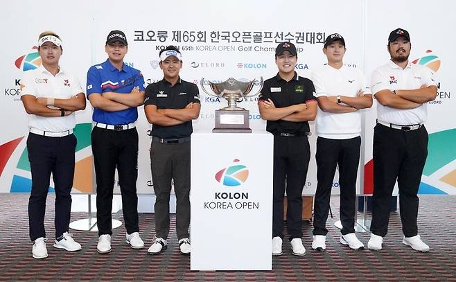 제65회 한국오픈 공식포토콜에 참가한 선수들이 포즈를 취하고 있다.