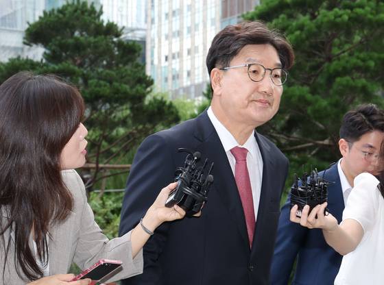 통일교 청탁 의혹을 받는 국민의힘 권성동 의원이 27일 서울 종로구 KT광화문빌딩에 마련된 김건희 여사 관련 의혹을 수사하는 민중기 특별검사팀 사무실에 피의자 신분으로 출석하고 있다. 〈사진=연합뉴스〉