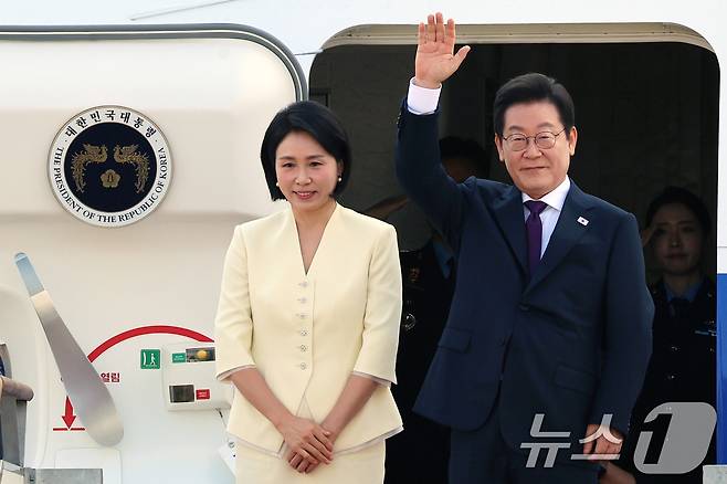 이재명 대통령과 부인 김혜경 여사가 일본·미국 정상과 순차 정상회담 참석을 위해 지난 23일 오전 경기도 성남 서울공항을 통해 출국하며 인사를 하고 있다. 2025.8.23/뉴스1 ⓒ News1 황기선 기자