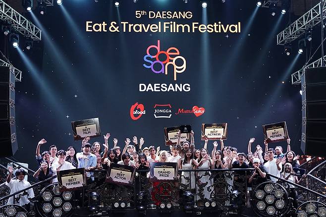 24일 인도네시아 발리에서 열린 '5th DAESANG E.T.F.F.' 시상식에서 참가자들이 단체사진을 촬영하고 있다.(대상그룹 제공)