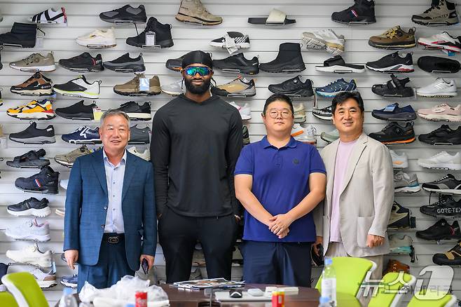 부산 바라크 공장을 방문한 미 NBA 선수 제일런 브라운(왼쪽 2번째)이 김석규 대표(맨 왼쪽) 등 회사 관계자들과 신발 앞에 서 있다.(바라크 제공. 재판매 및 DB금지)