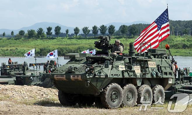 27일 경기 여주시 남한강 일대 훈련장에서 실시한 '한미연합 제병협동 도하훈련'에서 육군 제7공병여단 장병들과 미2사단/한미연합사단 장병들이 부교 도하훈련을 하고 있다. 2025.8.27/뉴스1 ⓒ News1 김영운 기자