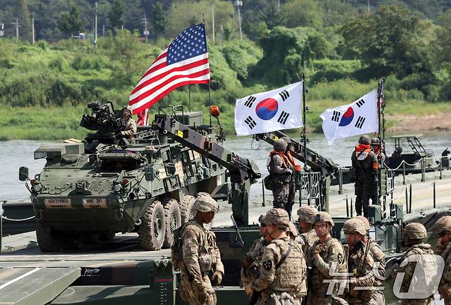 27일 경기 여주시 남한강 일대 훈련장에서 실시한 '한미연합 제병협동 도하훈련'에서 육군 제7공병여단 장병들과 미2사단/한미연합사단 장병들이 부교 도하훈련을 하고 있다. ⓒ News1 김영운 기자