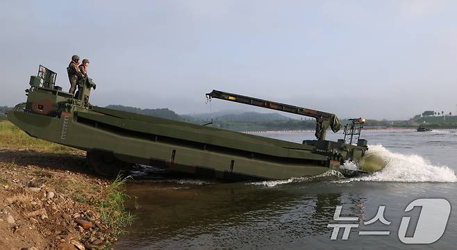 27일 경기 여주시 남한강 일대 훈련장에서 실시한 '한미연합 제병협동 도하훈련'에서 육군 제7공병여단 장병들이 한국형 자주도하장비 '수룡'을 이용해 부교 도하훈련을 하고 있다. ⓒ News1 김영운 기자