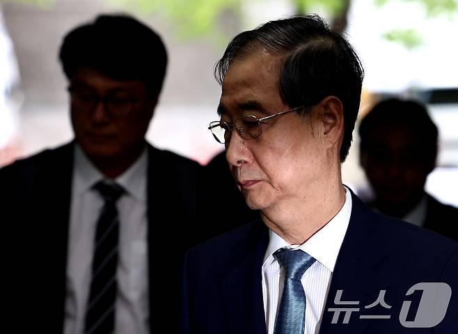 12·3 비상계엄 과정에서 윤석열 전 대통령의 내란 행위를 방조한 혐의를 받는 한덕수 전 국무총리가 27일 오후 서초구 서울중앙지방법원에서 열린 구속 전 피의자 심문(영장실질심사)에 출석하고 있다. 2025.8.27/뉴스1 ⓒ News1 구윤성 기자