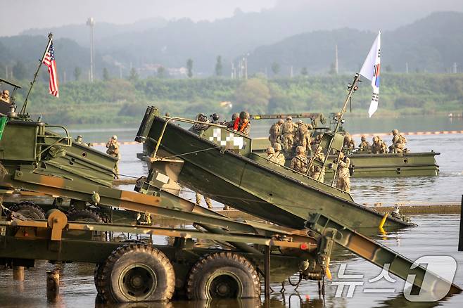 육군 제7공병여단은 2025년 UFS/TIGER의 일환으로 지난 25일부터 27일까지 경기도 여주 남한강 일대에서 '한미연합 제병협동 도하훈련'을 실시했다. 한미연합 도하작전능력을 제고하기 위해 실시된 이번 훈련에는 한미 장병 300여 명과 한측 자주도하장비 수룡, 미측 스트라이커 장갑차 등 총 130여 대의 장비가 투입되었다. 사진은 7공병여단 장병들이 도하지점에 교량가설단정을 전개시키는 모습. (육군 제공. 재판매 및 DB 금지) 2025.8.27/뉴스1