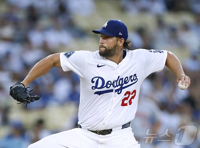 LA 다저스 투수 클레이턴 커쇼가 27일(한국시간) 열린 2025 메이저리그 신시내티 레즈전에서 5이닝을 1실점으로 막고 시즌 9승을 올렸다. ⓒ AFP=뉴스1