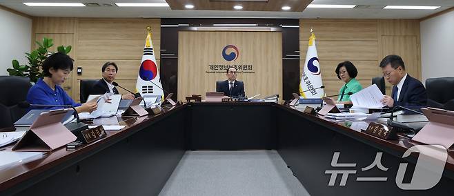 고학수 개인정보보호위원회 위원장이 27일 서울 종로구 정부서울청사에서 열린 제18회 전체회의에서 모두발언을 하고 있다.  2025.8.27/뉴스1 ⓒ News1 임세영 기자