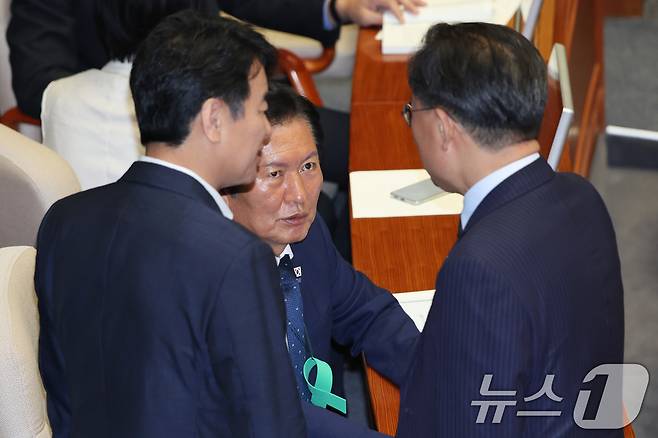정청래 더불어민주당 대표가 27일 오후 서울 여의도 국회에서 열린 제428회국회(임시회) 제3차 본회의에서 국민의힘 추천 몫 국가인권위원회 위원(이상현, 우인식) 선출안 무기명 전자 투표 중 문진석 원내수석, 신장식 조국혁신당 의원과 대화하고 있다. 2025.8.27/뉴스1 ⓒ News1 안은나 기자