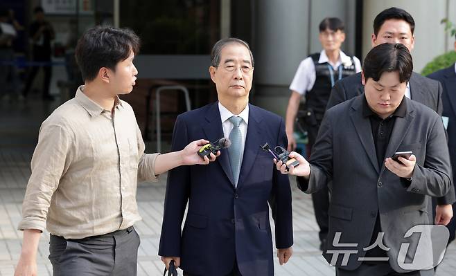 12·3 비상계엄 과정에서 윤석열 전 대통령의 내란 행위를 방조한 혐의를 받는 한덕수 전 국무총리가 27일 오후 서초구 서울중앙지방법원에서 열린 구속 전 피의자 심문(영장실질심사)에 출석하고 있다. 2025.8.27/뉴스1 ⓒ News1 신웅수 기자
