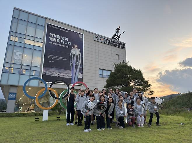 플레이윈터 피겨스케이팅 아카데미에 참석한 피겨 꿈나무들(올댓스포츠 제공)