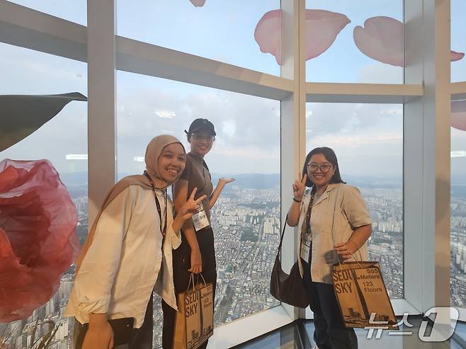27일 외국인을 대상으로 한 '2025 K-브랜드 글로벌 캠프'에서 서울 잠실 롯데월드타워 '서울 스카이'를 찾은 외국인 참가자들. /뉴스1 ⓒ News1 유채연 기자