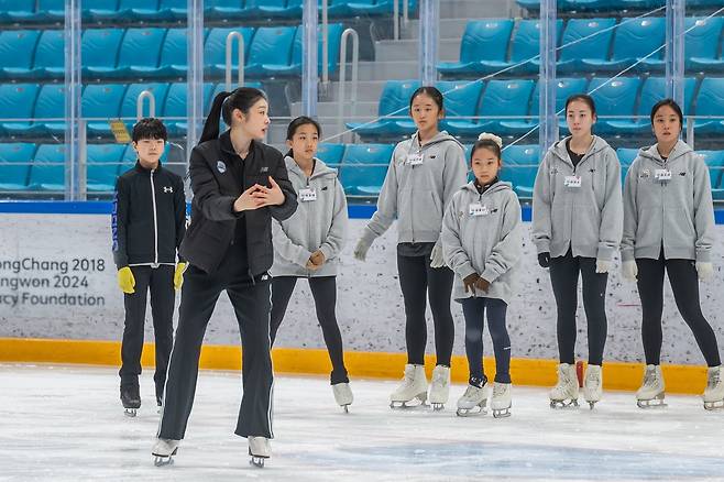김연아가 27일 강원 강릉하키센터에서 열린 플레이윈터 피겨스케이팅 아카데미에 강사로 참여해 피겨 꿈나무들을 지도했다. (2018평창기념재단 제공)