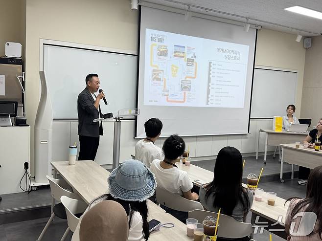 27일 뉴스1이 외국인을 대상으로 개최한 'K-브랜드 글로벌 캠프'에 서 서울 강남구에 위치한 앤하우스 본사를 방문했다. 외국인 청년들을 대상으로 백인근 메가MGC커피 해외사업부문장이 발표를 진행했다./뉴스1 ⓒ News1 이강 기자