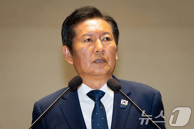 정청래 더불어민주당 대표가 27일 서울 여의도 국회에서 열린 의원총회에서 모두 발언을 하고 있다. 2025.8.27/뉴스1 ⓒ News1 유승관 기자