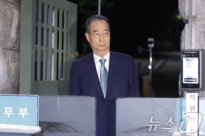 12·3 비상계엄 과정에서 윤석열 전 대통령의 내란 행위를 방조한 혐의를 받는 한덕수 전 국무총리가 27일 오후 구속영장이 기각된 후 경기 의왕시 서울구치소를 나서고 있다. 2025.8.27/뉴스1 ⓒ News1 신웅수 기자