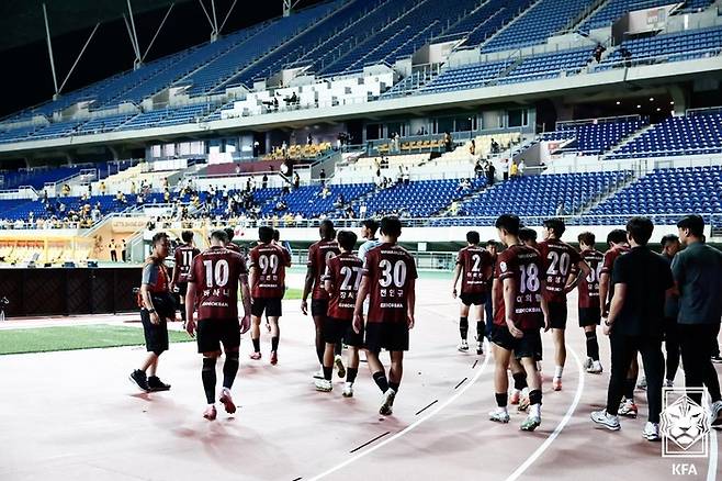 부천 선수들이 코리아컵 4강 1차전에서 패한 뒤 그라운드를 빠져 나가고 있다. 사진 | 대한축구협회