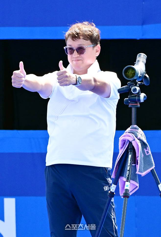 남자 양궁 대표팀의 박성수 감독이 지난해 7월 29일(한국시간) 프랑스 파리 앵발리드에서 열린 2024 파리올림픽 양궁 남자 리커브 단체 일본과의 8강전에서  선수들을 향해 엄지를 치켜 세우고 있다. 파리 | 박진업 기자 upandup@sportsseoul.com