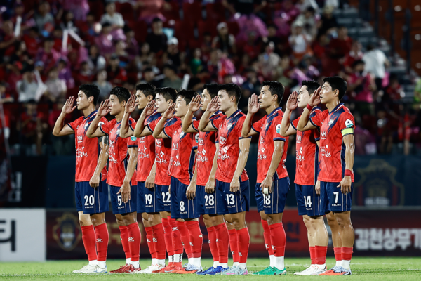 경례를 하는 김천상무 선수단. /사진=김천상무