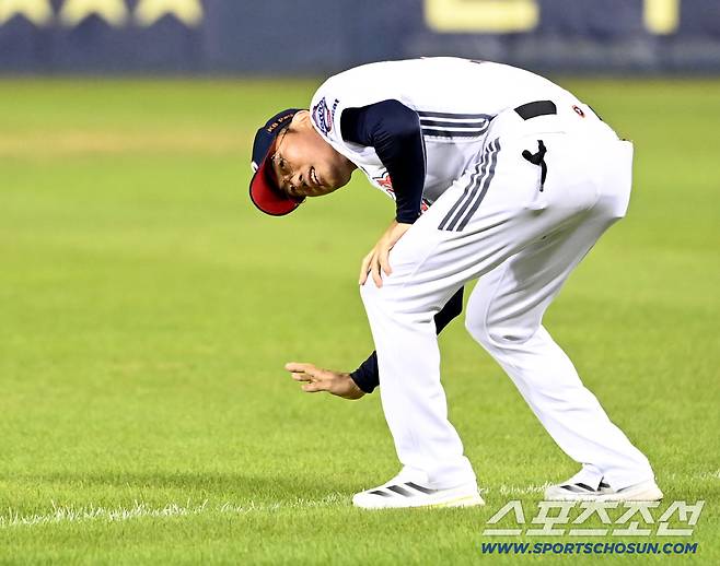 26일 잠실야구장에서 열린 삼성과 두산의 경기, 6회말 조성환 감독대행이 오명진의 타구때 비디오 판독결과 파울이 선언되자 그라운드로 나와 어필하고 있다. 잠실=허상욱 기자wook@sportschosun.com/2025.08.26/