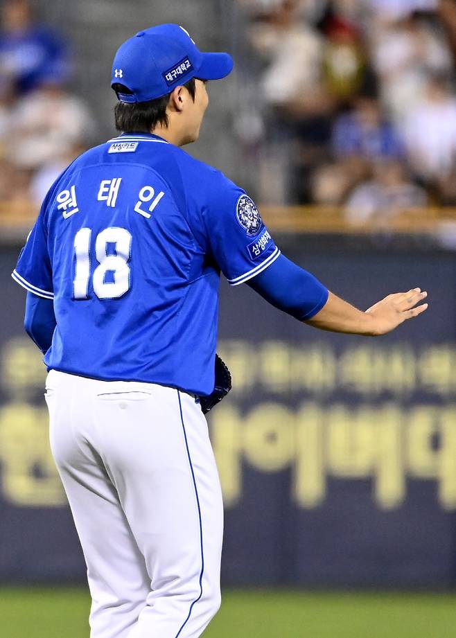 2루에 나선 박준순에 미안함을 전하는 원태인