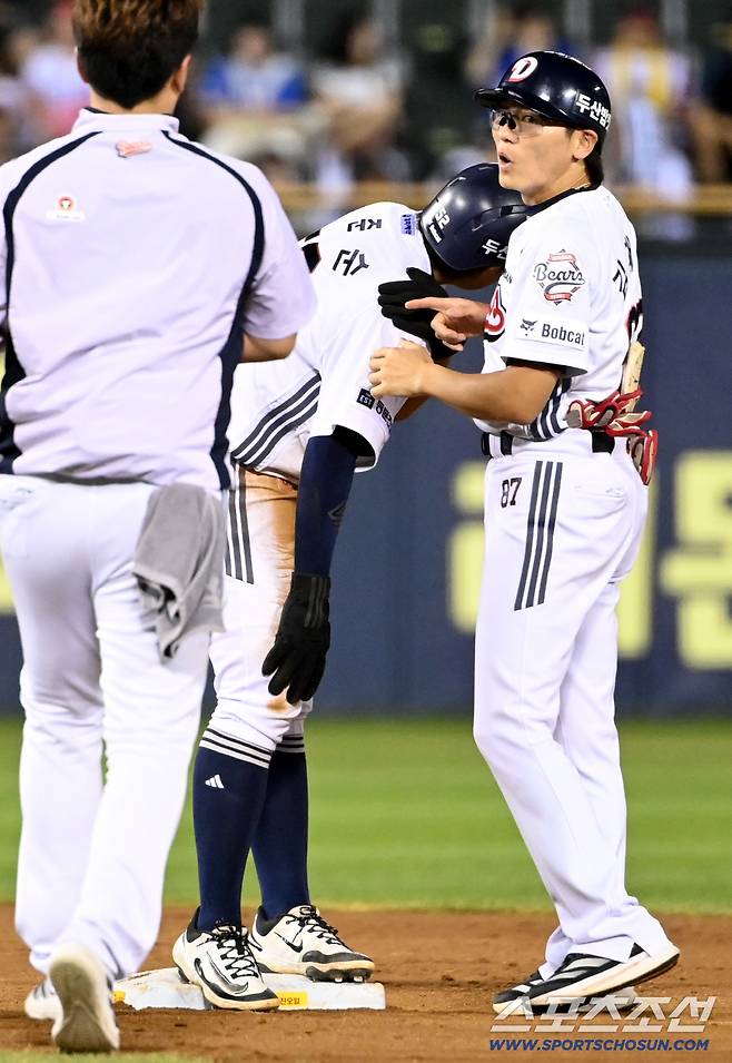 2루 진루에 성공했지만 통증을 호소하는 박준순