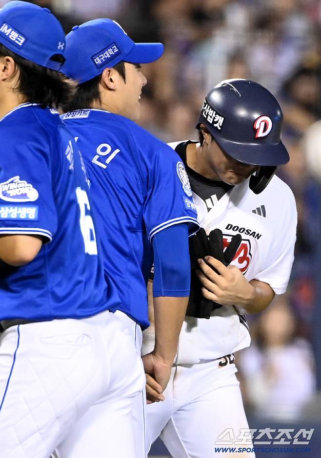 그라운드에 활짝 핀 훈훈한 선후배의 정